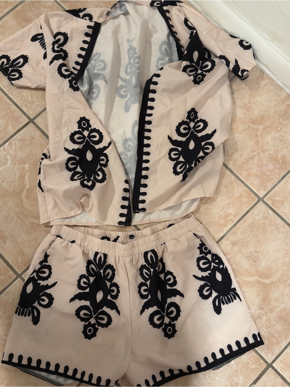 Two-Piece Shorts Set in Cream and Black Size XL